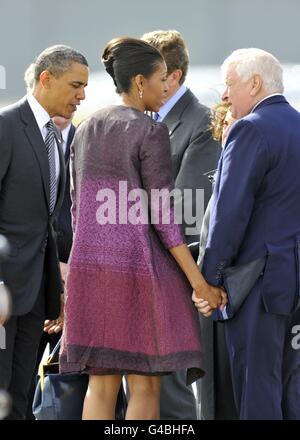 US President Barack Obama (left) and First Lady Michelle Obama (centre) speak with Louis Susman (right), US Ambassador to Britain at Stansted Airport, near London, at the end of the President's state visit to Britain. PRESS ASSOCIATION Photo. Picture date: Thursday May 26, 2011. Mr Obama will travel to France this morning for a summit of the G8 group of major economies. See PA story ROYAL Obama. Photo credit should read: Toby Melville/PA Wire Stock Photo
