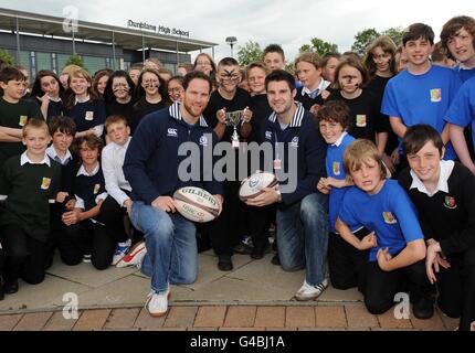 Dunblane High School held their own Rugby World Cup this week with teams representing the 7 nations as Scotland stars Johnny Beattie and Graeme Morrison (left) went along to present the trophy to winning team captain Jim Brownlee (centre) representing New Zealand, team pictured with all the kids taking part, during the World Cup photocall at Dunblane High School, Dunblane. Stock Photo