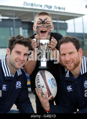 Dunblane High School held their own Rugby World Cup this week with teams representing the 7 nations as Scotland stars Johnny Beattie and Graeme Morrison (left) went along to present the trophy to winning team captain Jim Brownlee (centre) representing New Zealand, during the World Cup photocall at Dunblane High School, Dunblane. Stock Photo