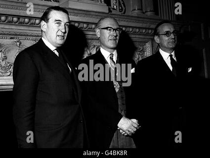 PA NEWS PHOTO 15/11/61 SIR FREDERICK HOARE (CENTRE) THE NEW LORD MAYOR OF LONDON WAS IN A HAPPY MOOD WHEN HE RECEIVED LORD CROMER (LEFT) WHO WAS APPOINTED GOVERNOR OF THE BANK OF ENGLAND EARLIER THIS YEAR AND MR. HUMPHREY CHARLES BASKERVILLE MYNORS, DEPUTY GOVERNOR OF THE BANK OF ENGLAND AT THE MANSION HOUSE CITY OF LONDON THIS AFTERNOON. Stock Photo