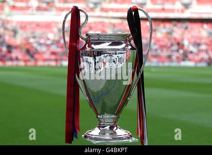 Soccer - UEFA Champions League - Final - Barcelona v Manchester United - Wembley Stadium. The UEFA Champions League trophy on display pitchside prior to kick-off Stock Photo