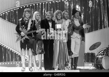 SWEDISH POP GROUP 'ABBA' AT THE EUROVISION SONG CONTEST IN BRIGHTON IN WHICH THEY WON WITH THEIR SONG 'WATERLOO'. FROM LEFT TO RIGHT: BJORN ULVAEUS, AGNETHA FALKSTOG, ANNIFRID LYNGSTAD AND BENNY ANDERSSON Stock Photo