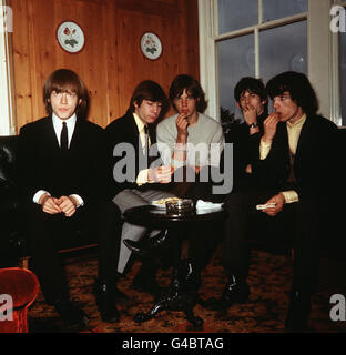 PA NEWS PHOTO 12/9/64 'THE ROLLING STONES' LEFT TO RIGHT: BRIAN JONES, CHARLIE WATTS, MICK JAGGER, KEITH RICHARDS AND BILL WYMAN Stock Photo