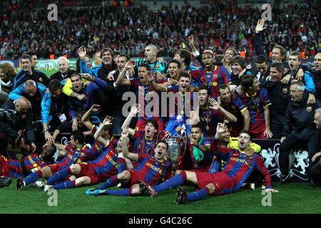 Soccer - UEFA Champions League - Final - Barcelona v Manchester United - Wembley Stadium. Barcelona players celebrate with the UEFA Champions League Trophy Stock Photo