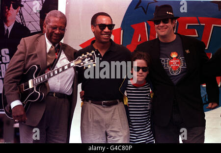 The cast of Blues Brothers 2000, Dan Ackroyd (right), J. Evan Bonifant (2nd right) and Joe Morton (2nd left) are joined by veteran blues guitarist B.B. King at Planet Hollywood in Cannes, France, during the 51st Cannes Film Festival. Stock Photo