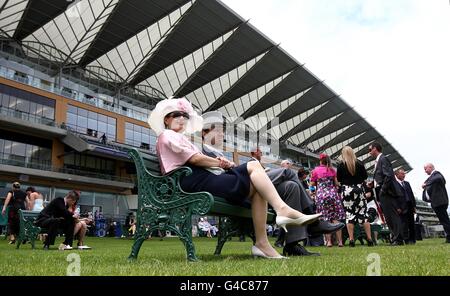 Horse Racing - The Royal Ascot Meeting 2011 - Day Two - Ascot Racecourse. Racegoers relax in the sunshine before the days racing, during Day Two of the 2011 Royal Ascot Meeting. Stock Photo