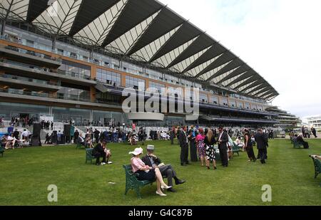 Horse Racing - The Royal Ascot Meeting 2011 - Day Two - Ascot Racecourse. Racegoers gather before the days racing, during Day Two of the 2011 Royal Ascot Meeting. Stock Photo