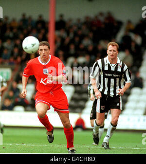 Grimsby Town's Steve Livingstone (right) against Gillingham at Blundell Park, Cleethorpes. G040498G Stock Photo