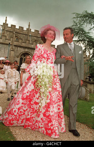 PA NEWS PHOTO 10/7/93 THE DOWAGER COUNTESS RAINE SPENCER WITH HER HUSBAND THE COUNT DE CHAMBRUN AFTER THE BLESSING OF THEIR MARRIAGE AT HOLY TRINITY CHURCH, COLD ASHTON Stock Photo