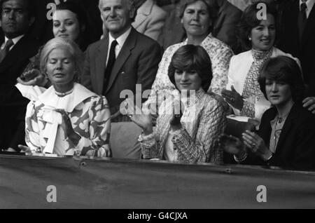 PA NEWS PHOTO 3/7/81  THE DUCHESS OF KENT, PRINCESS OF WALES AND HER SISTER LADY SARAH MCCORQUODALE AT WIMBLEDON TENNIS 1981 Stock Photo