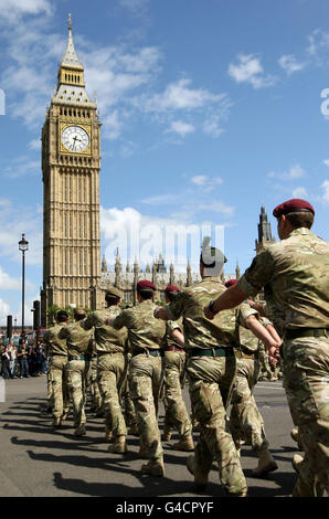 Soldiers from 16 Air Assault Brigade march from Wellington Barracks to the Houses of Parliament, in Westminster, central London, during a homecoming parade, before attending a reception held by the All Party Parliamentary Group for the Armed Forces . Stock Photo