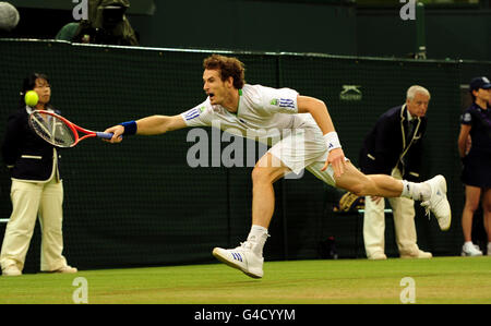 Tennis - 2011 Wimbledon Championships - Day Five - The All England Lawn Tennis and Croquet Club. Great Britain's Andy Murray in action against Croatia's Ivan Ljubicic on Centre Court during day five at the 2011 Wimbledon Championships Stock Photo