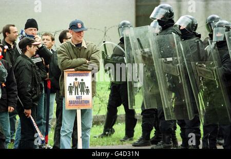 Loyalists take a stand in front of a line of (RUC) Royal Ulster Constabulary Police, today (Tuesday July 7, 1998), near the Garvaghy Road, Portadown, as the Drumcree Standoff enters day three. PA Photo/ Peter Morrision. Stock Photo