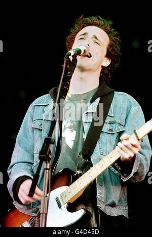 FRAN HEALY FROM THE BAND TRAVIS ON STAGE AT THE T IN THE PARK FESTIVAL IN EDINBURGH. Stock Photo