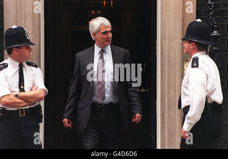 Chief Secretary to the Treasury Alistair Darling leaves No10 Downing Street today (Monday), where Prime Minister Tony Blair is holding his first ministerial reshuffle. See PA story POLITICS Reshuffle. Photo by Rosie Hallam/PA Stock Photo