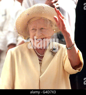 The Queen Mother waves to the crowds on her 98th Birthday, outside Clarence House today (Tuesday). Photo By Rebecca Naden/PA*EDI* Stock Photo