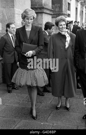 Diana, Princess of Wales with Maria Cavaco Silva, wife of Portuguese Prime Minister Anibal during a visit to Oporto Cathedral, Portugal Stock Photo