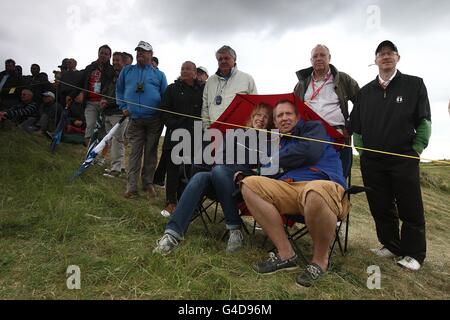 Golf - The Open Championship 2011 - Day One - Royal St George's. Golf fans brave the elements on Day One Stock Photo