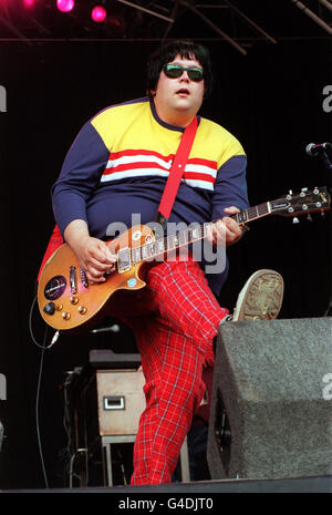 PA NEWS 25/7/98 'TINY' (REAL NAME ANDREW WOOD), LEAD SINGER OF THE BAND 'ULTRASOUND', PERFORMS ON STAGE DURING THE CONCERT IN FINSBURY PARK HEADLINED BY 'PULP'. Stock Photo