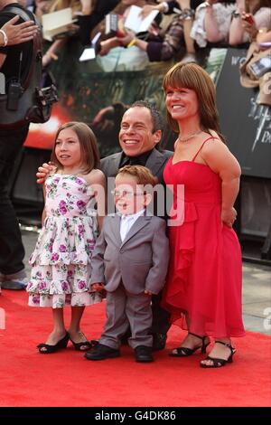 Warwick Davis with wife Samantha and children Annabel and Harrison ...