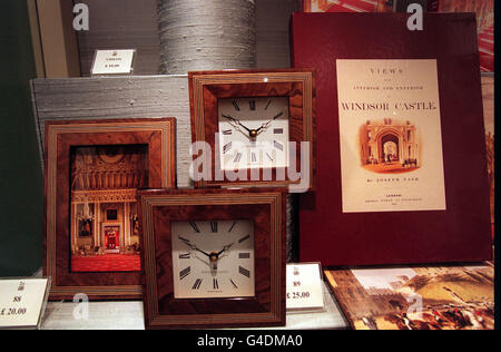 PA NEWS PHOTO 5/8/98 A SELECTION OF SOUVENIRS THAT VISITORS TO BUCKINGHAM PALACE WILL BE ABLE TO BUY FOLLOWING THEIR TOUR OF THE PALACE WHICH OPENS IT'S DOORS TO THE PUBLIC ON 6 AUGUST 1998. Stock Photo