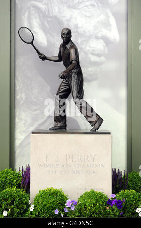 Tennis - 2011 Wimbledon Championships - Preview Day One - The All England Lawn Tennis and Croquet Club. A statue of Fred Perry at the All England Lawn Tennis and Croquet Club Stock Photo