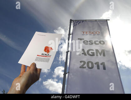 Tesco AGM protest Stock Photo