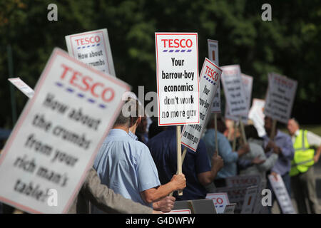 Tesco AGM protest Stock Photo