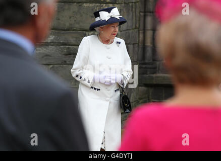 Queen Elizabeth II attends a garden party in the grounds of the Palace of Holyroodhouse in Edinburgh. PRESS ASSOCIATION Photo. Picture date: Tuesday July 5, 2011. See PA story ROYAL Investiture. Photo credit should read: Andrew Milligan/PA Wire Stock Photo