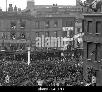 The Coronation procession of King George V crossing St George's Circus, in Southwark, London. *Damaged Negative* Stock Photo