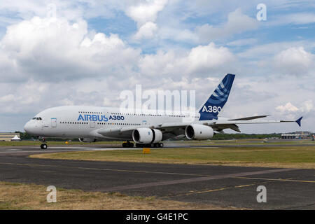 Airbus A380-841 F-WWOW displaying at the Farnborough International Airshow Stock Photo
