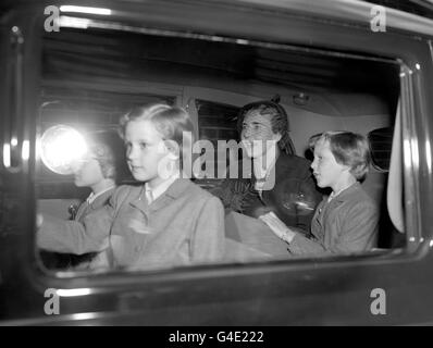 Queen Ingrid of Denmark with her three daughters leaving Liverpool Street Station in London, England. It is the first time she has taken her three daughters out of Scandinavia Stock Photo