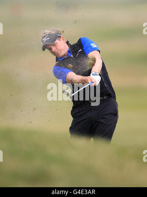 Golf - The Open Championship 2011 - Preview Day Two - Royal St George's. England's Luke Donald plays onto the green Stock Photo