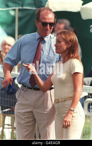 PA NEWS 16/8/98 ACTRESS JANE SEYMOUR DURING THE LAST DAY OF THE DOUBLEPRINT BRITISH HORSE TRIALS CHAMPIONSHIPS, BEING HELD AT THE GATCOMBE PARK HOME OF THE PRINCESS ROYAL IN GLOUCESTERSHIRE. Stock Photo