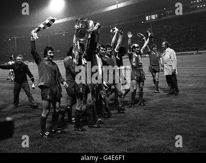 LIVERPOOL PLAYERS SHOW THEIR FANS THE EUROPEAN CUP AFTER WINNING IT FOR THE THE SECOND SUCCESSIVE SEASON AT WEMBLEY STADIUM AFTER BEATING BRUGES IB THE FINAL 1-0. Stock Photo