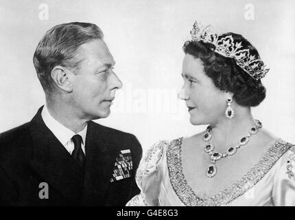 King George VI and Queen Elizabeth commemorating their twenty-fifth wedding anniversary Stock Photo