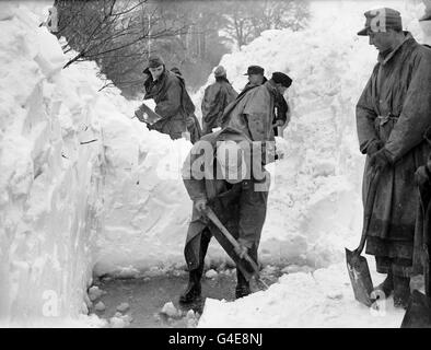 German prisoners of war cutting their way through snow drifts of eight to ten feet deep, on the road from Folkestone to Paddlesworth, Kent, where villagers had been isolated. Stock Photo