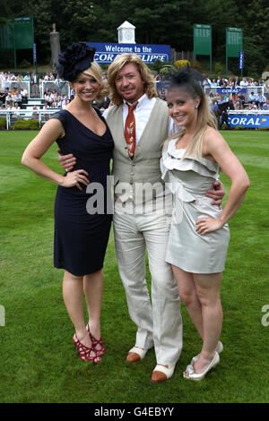 (left to right) Liz McClarnon, Nicky Clarke and Laura Hamilton in the parade ring Stock Photo