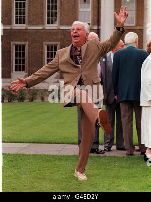 PA NEWS 31/7/98 TO MARK THE 30TH ANNIVERSARY OF THE FIRST BROADCAST OF THE VINTAGE COMEDY SHOW 'DAD'S ARMY', ACTOR CLIVE DUNN JOINS A CAST REUNION AT THE IMPERIAL WAR MUSEUM TO COINCIDE WITH THE RELEASE OF NEW AUDIO TAPES, BBC 2'S FIRST SERIES REPEAT AND A SIGNED 'DAD'S ARMY' FIRST DAY COVER. Stock Photo