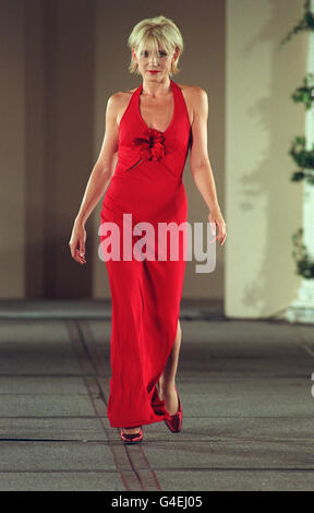 PA NEWS 11/9/98 ACTRESS MICHELLE COLLINS MODELS CLOTHES FROM THE MOA WINTER COLLECTION ON THE CATWALK AT THE UNICEF CELEBRITY CABARET AND FASHION SHOW AT THE PARK LANE HOTEL BALLROOM, LONDON. Stock Photo