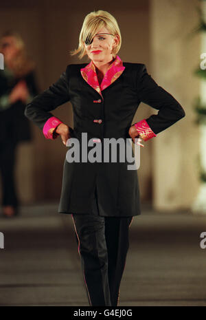 PA NEWS 11/9/98 ACTRESS MICHELLE COLLINS MODELS CLOTHES FROM THE MOA WINTER COLLECTION ON THE CATWALK AT THE UNICEF CELEBRITY CABARET AND FASHION SHOW AT THE PARK LANE HOTEL BALLROOM, LONDON. Stock Photo