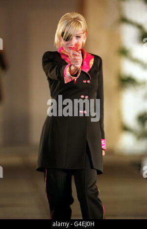 PA NEWS 11/9/98 ACTRESS MICHELLE COLLINS MODELS CLOTHES FROM THE MOA WINTER COLLECTION ON THE CATWALK AT THE UNICEF CELEBRITY CABARET AND FASHION SHOW AT THE PARK LANE HOTEL BALLROOM, LONDON. Stock Photo