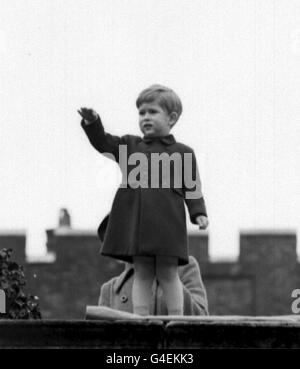 THE PRINCE OF WALES ON THE WALL OF CLARENCE HOUSE, LONDON AS THE QUEEN AND DUKE OF EDINBURGH PASS IN AN OPEN CARRIAGE DURING THEIR DRIVE IN PROCESSION FROM BUCKINGHAM PALACE TO GUILDHALL TO RECEIVE THE CITY'S OFFICIAL WELCOME ON RETURNING FROM THEIR TOUR OF CANADA Stock Photo