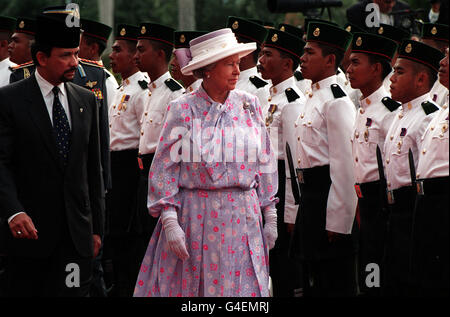 PA NEWS PHOTO 17/9/98 THE QUEEN BEGINS HER THREE DAY STATE VISITI TO BRUNEI BY INSPECTING THE GUARD OF HONOUR WITH HIS MAJESTY SULTAN HAJI HASSANAL BOLKIAH ON HER ARRIVAL AT HIS PALACE, THE ISTANA NURUL IWAN IN THE BRUNEI CAPITAL BANDAR SERI BEGAWAN. Stock Photo