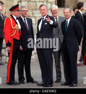 PA NEWS PHOTO 15/7/91  AMERICAN PRESIDENT GEORGE BUSH ACCOMPANIED BY FIELD MARSHALL SIR JOHN STAINER, CONSTABLE OF THE TOWER (LEFT), PRIME MINISTER JOHN MAJOR, FOREIGN SECRETARY DOUGLAS HURD AND AMERICAN SECRETARY OF STATE JAMES BAKER (RIGHT), POINTS TO THE PRESS DURING A VISIT TO THE TOWER OF LONDON Stock Photo