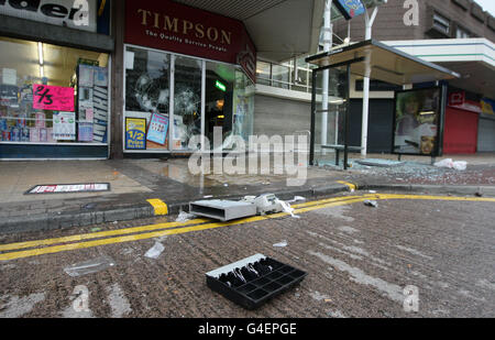 Prime Minister David Cameron (3rd left) visits a looted Lidl supermarket in  Salford Stock Photo - Alamy