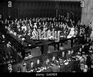 Lord Kitchener making his great recruiting speech at the Guildhall in the City of London. Left to right: Sir Edward Carson, Lord Kitchener, Col. Sir Charles Wakefield - the Lord Mayor of London, Arthur Winnington-Ingram - the Bishop of London, Winston Churchill, his wife, Clementine and, on the extreme right (on platform) Lord Derby Stock Photo