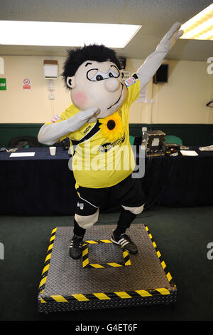 Burton Albion mascot Billy Brewer is weighed in before the The Sunflower Sprint mascot race at Uttoxeter Racecourse Stock Photo