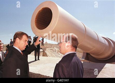 The Duke of York with guide Mario Farrugia, inspects the 100 ton gun at Fort Rinella on the coast near to Valletta, Malta this afternoon. The Duke is on a 2 day visit to the island. PHOTOGRAPH BY JOHN STILLWELL/PA. Stock Photo