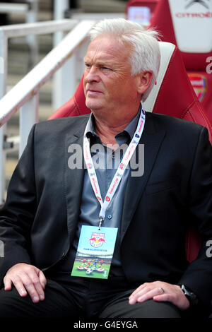 Soccer - Emirates Cup 2011 - Paris Saint Germain v New York Red Bulls - Emirates Stadium. Hans Backe, New York Red Bulls head coach Stock Photo